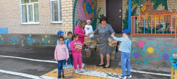 Участники акции "Спасём деревья с Эколятами" Участники акции "Спасём деревья с Эколятами".